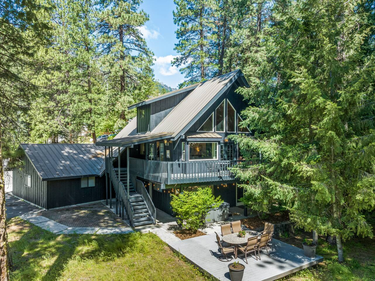 Alpine JAKs Luxury Cabin: SAUNA~GYM~Hot Tub~ARCADE