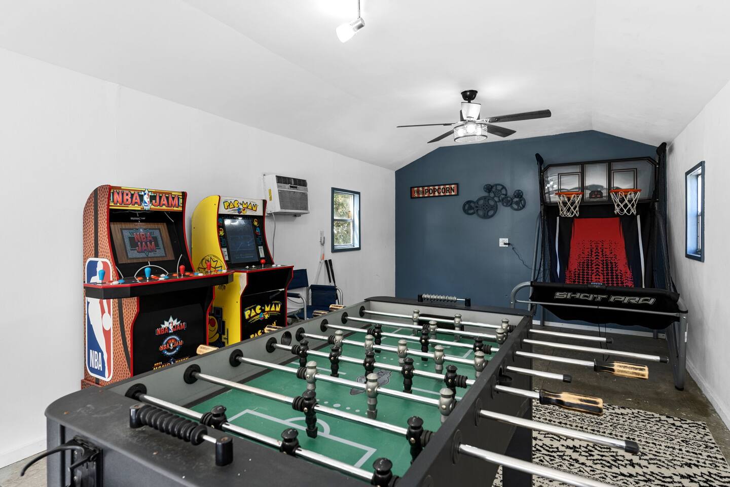 Relaxing Retreat |Games, Pizza Oven, Massage Chair