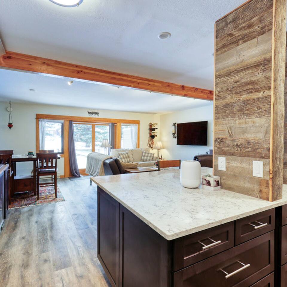 *NEW* BigSkyResort 10min | Hot Tub | Patio | Grill