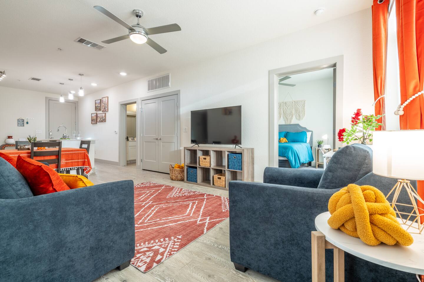 Spacious 2BR Top Floor City View King Bed Pool Gym