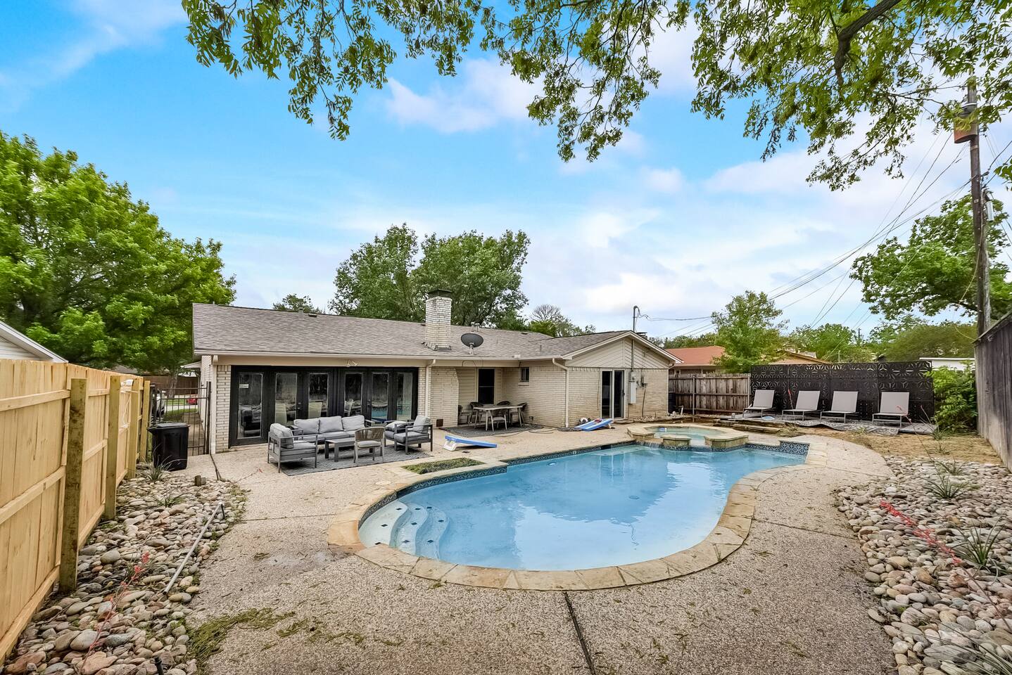 Irving Pool House: Hot Tub, Sleeps 10, 15min DFW