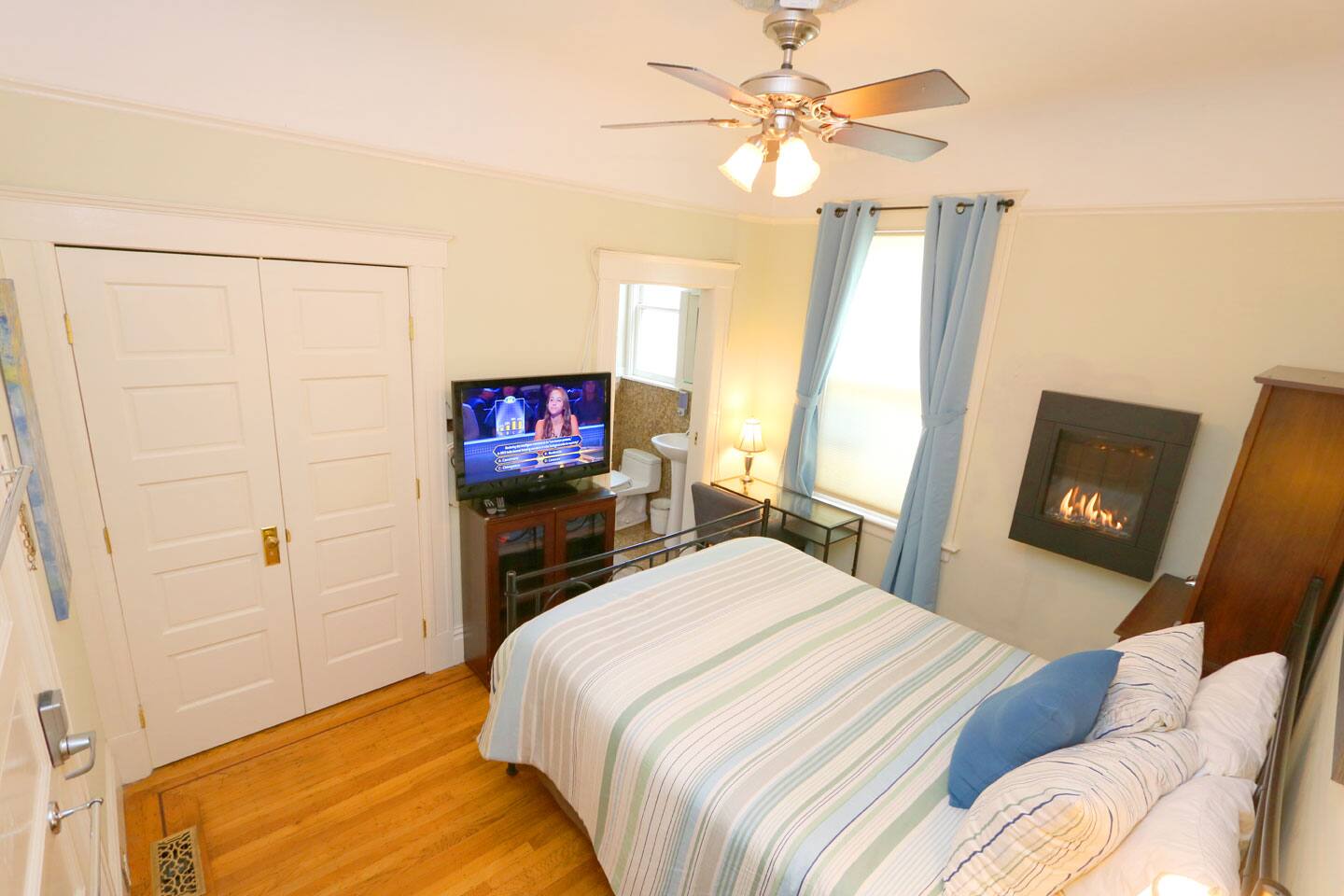 Dashing Victorian Room Loft Bed and Private Bath
