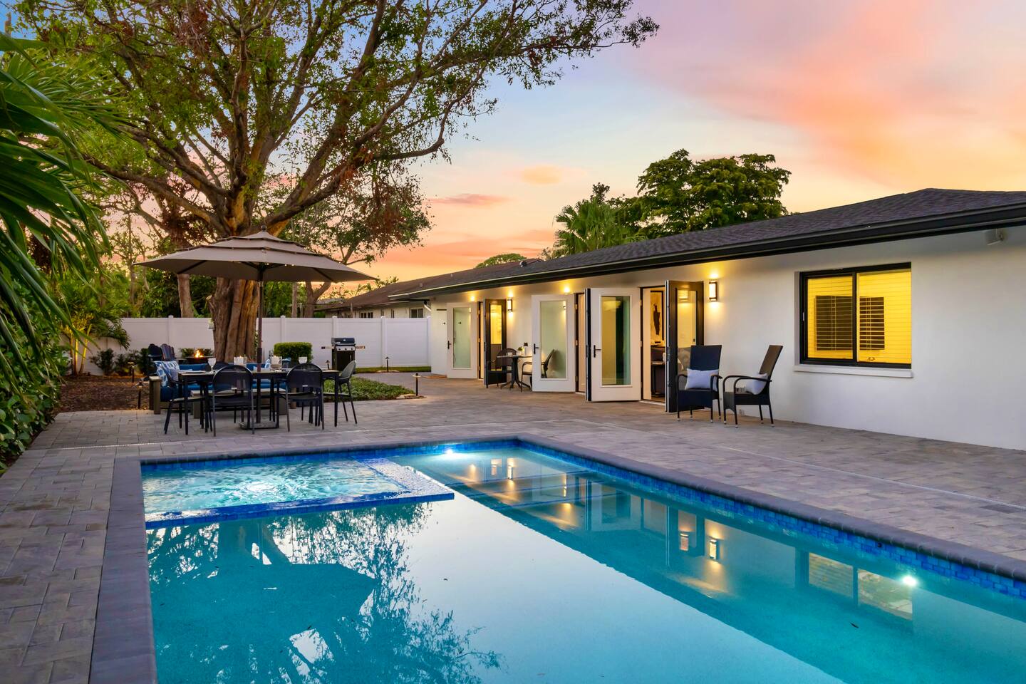 Pool, Spa, & Private Gym in the Heart of Sarasota