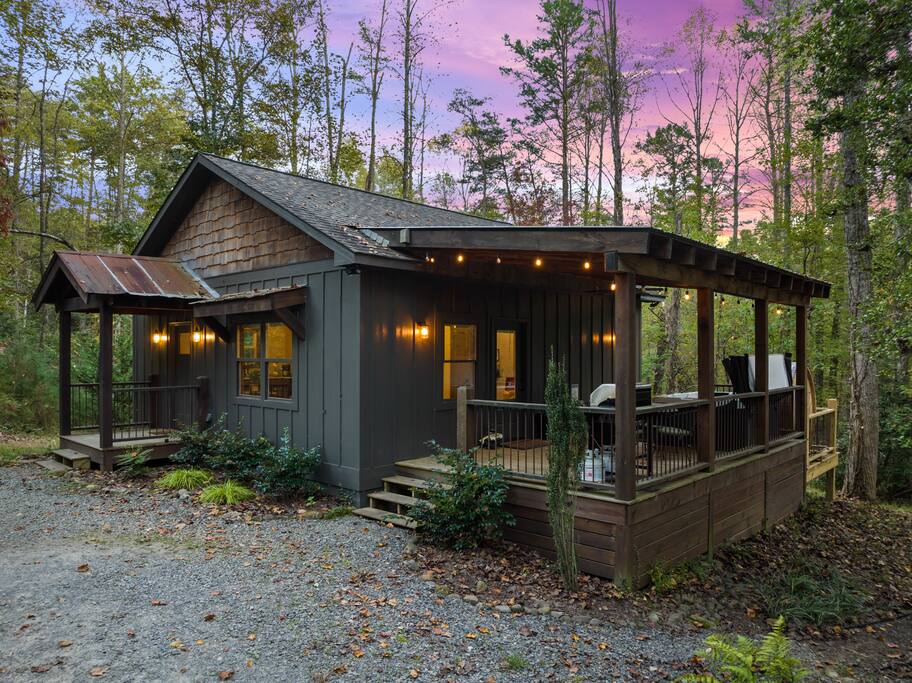 Badally: Close to Town, Private, Hot tub