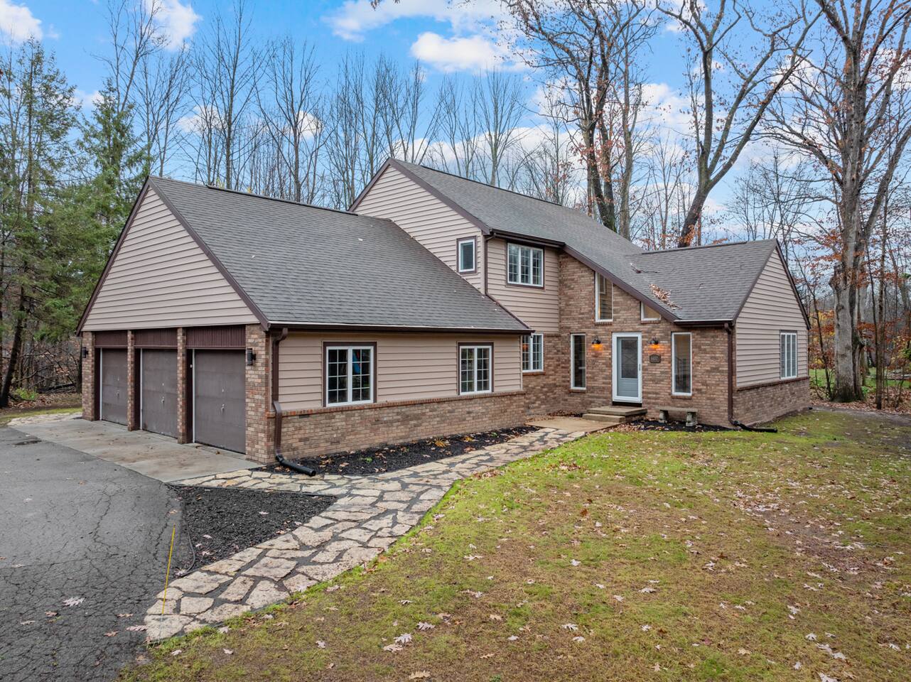 Peaceful Retreat - Wooded Lot - Spacious and Comfy