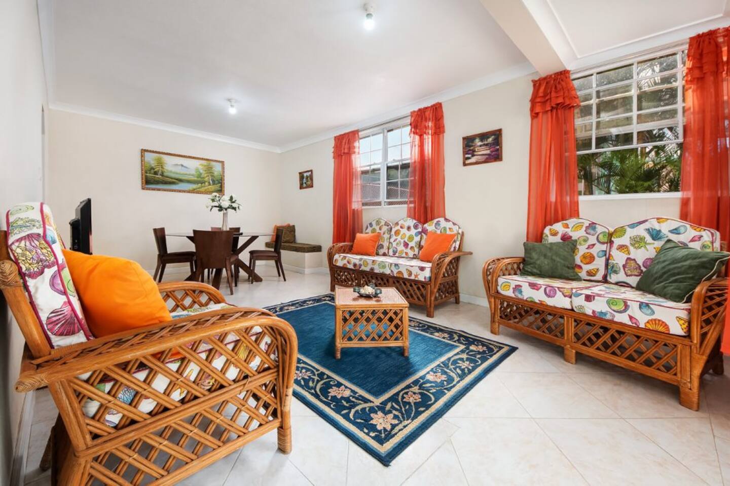 Spacious 2BR/1BA NearBeach PrivateParking Sleeps4
