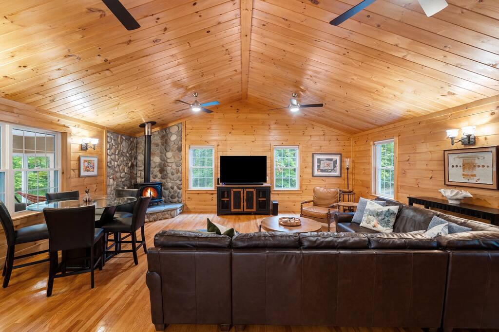 Luxury Riverfront Home On The Saco-Sleeps 10