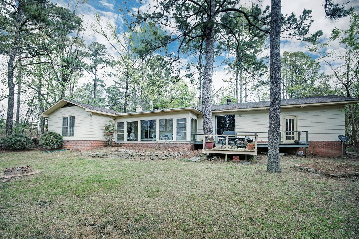 4BR City Retreat w/ Fire Pit, BBQ & Free Parking