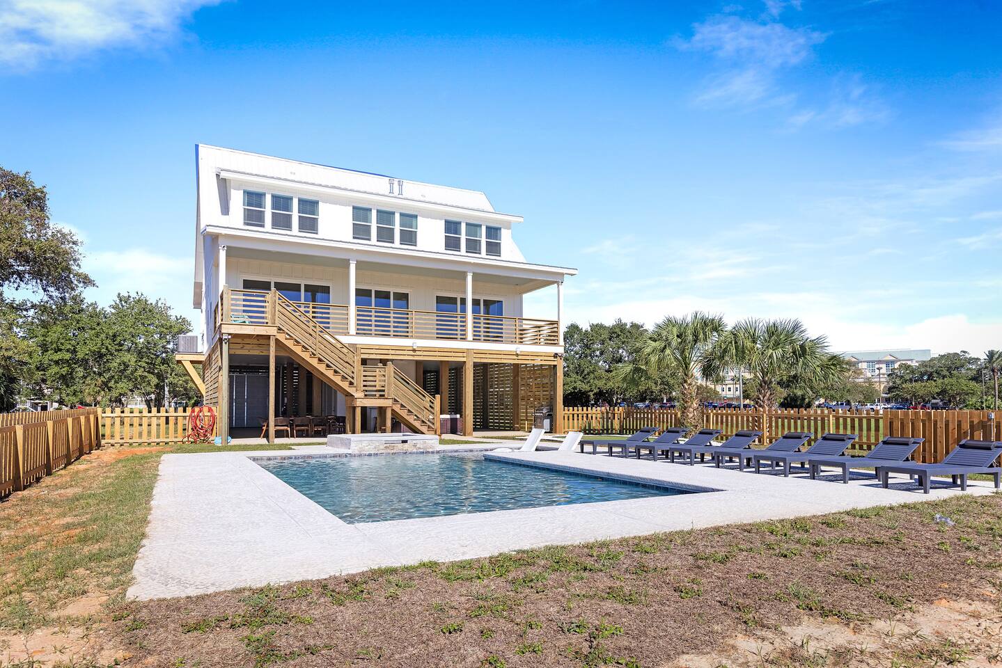 Luxury Views, Heated Pool, Spa, and Golf Green