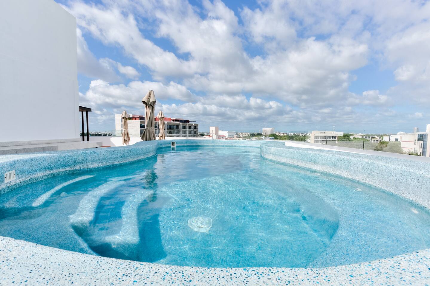 Great location with Pool and WiFi