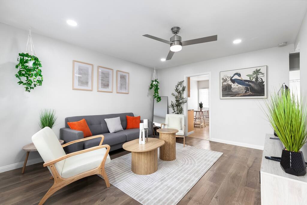 Golden Hill Hideaway: Stylish, Central, and Cozy