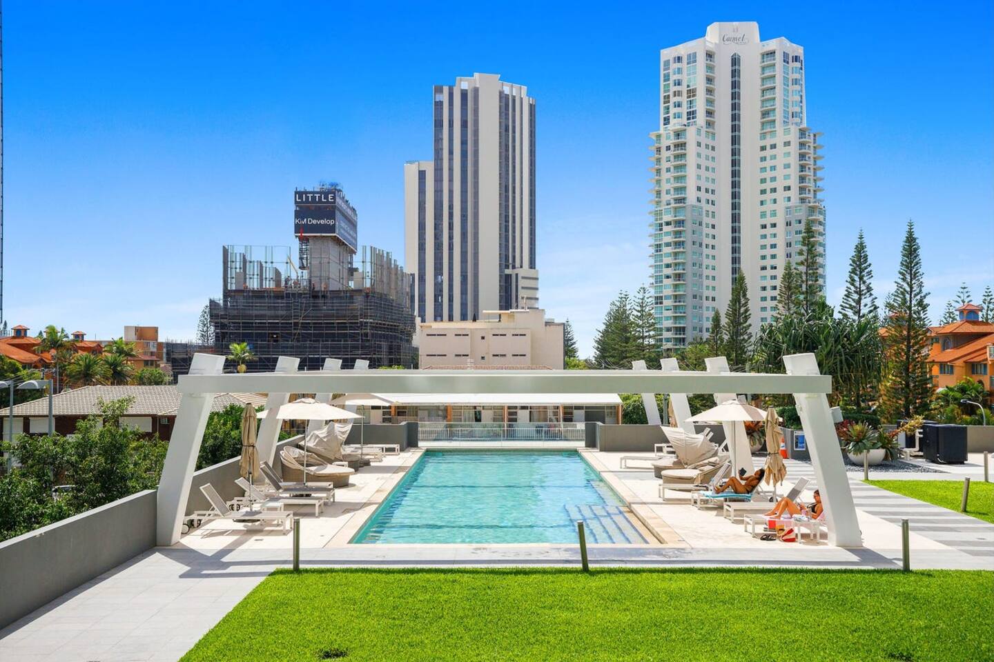 Prime Broadbeach Location w/Pool free parking