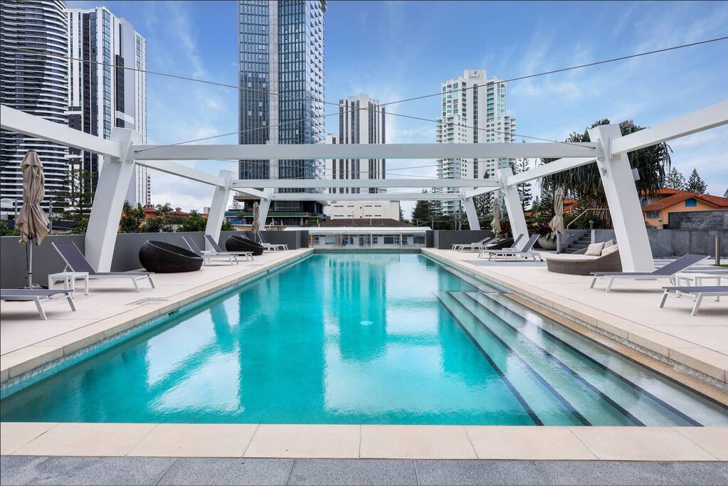 Broadbeach Stunner Modern & Central, free parking