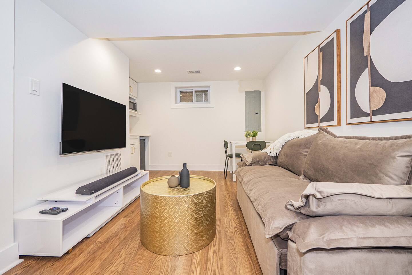 Modern & Cozy Suite Centrally Located Free Parking