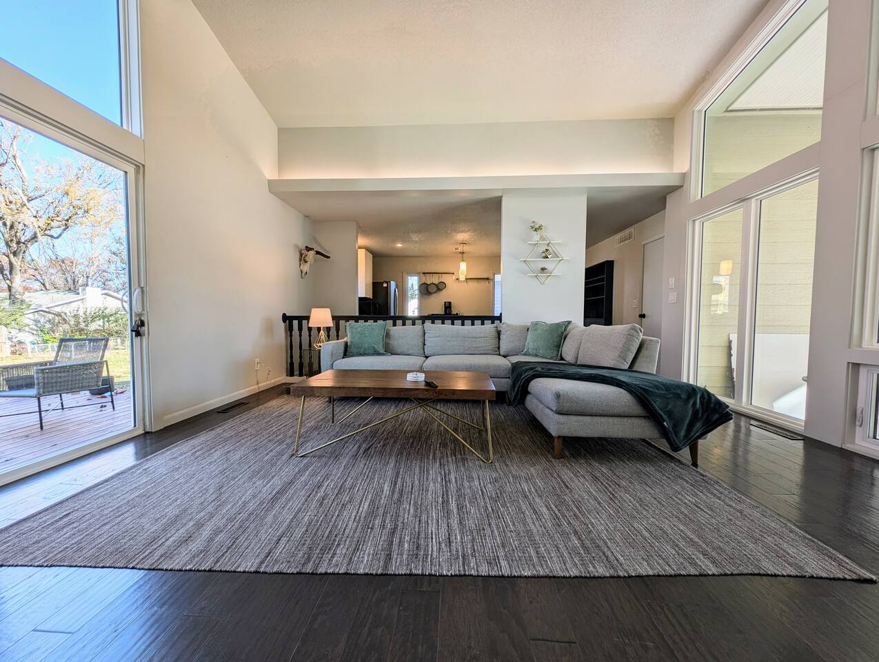 1.5 miles to football stadium!