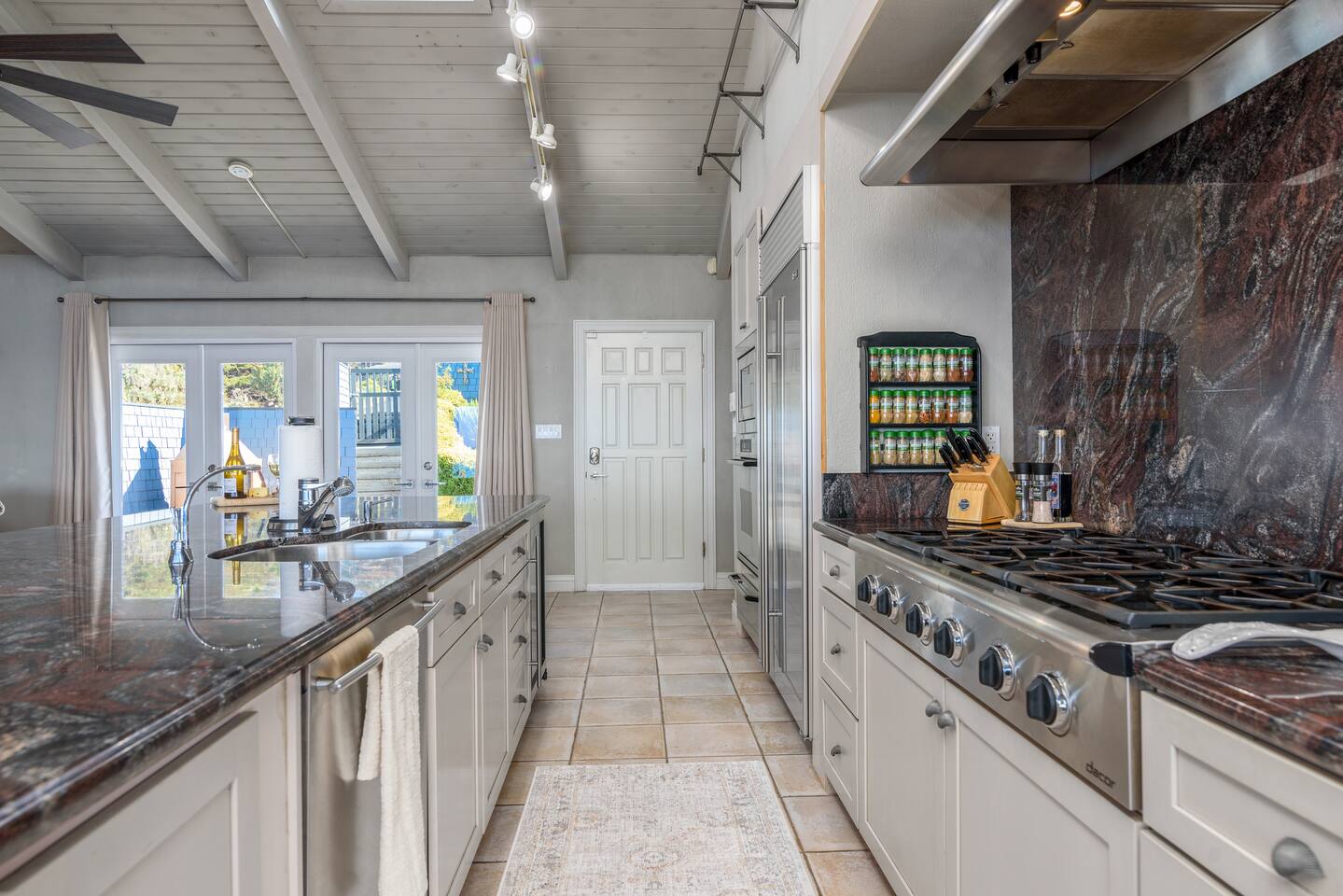 Stocked with all the basic cooking essentials, you’ll be whipping up a chef’s special for your family and friends in no time!