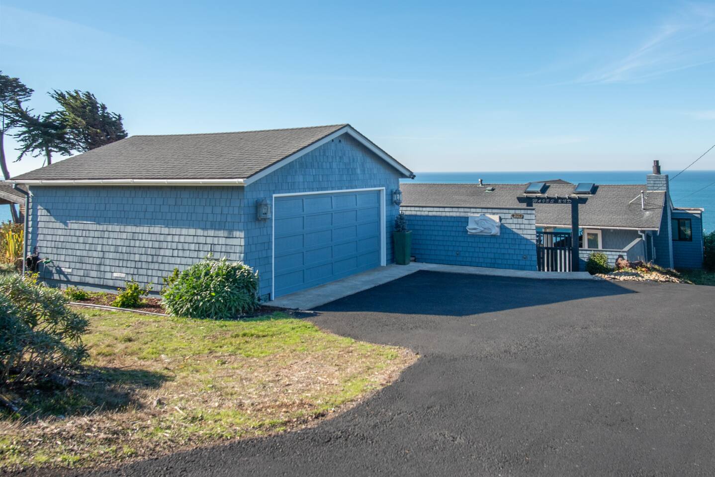 Spacious driveway for parking