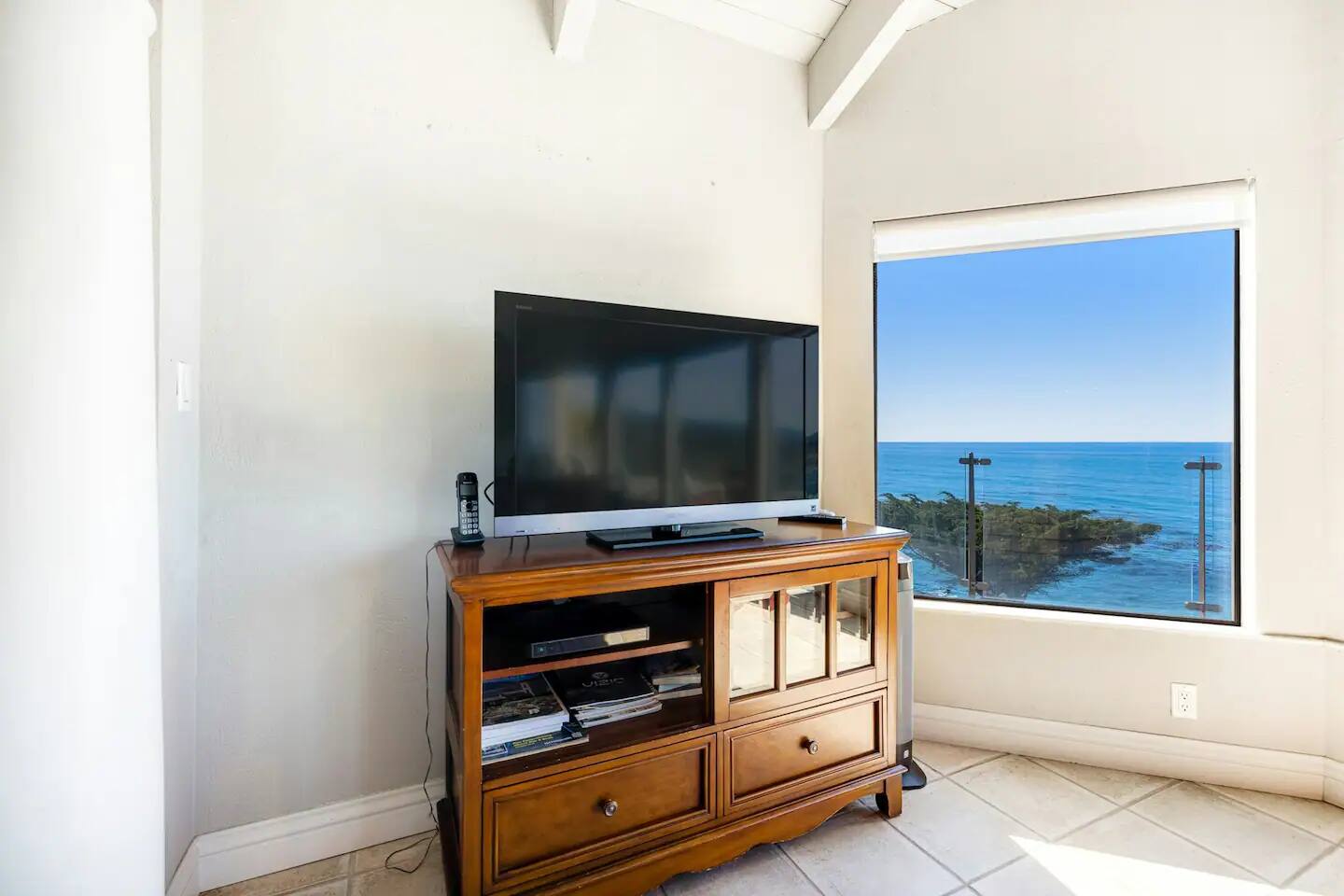 Stay entertained and connected with a flat-screen TV and fast Wi-Fi, to catch up on your favorite shows.