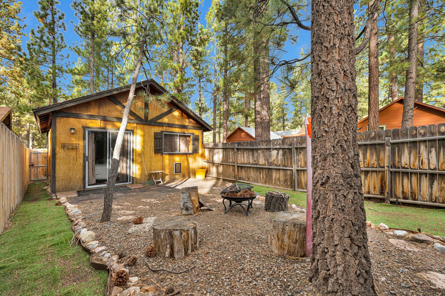 Pets/Fenced yard/WiFi/TVs/Projector/deck/Fireplace