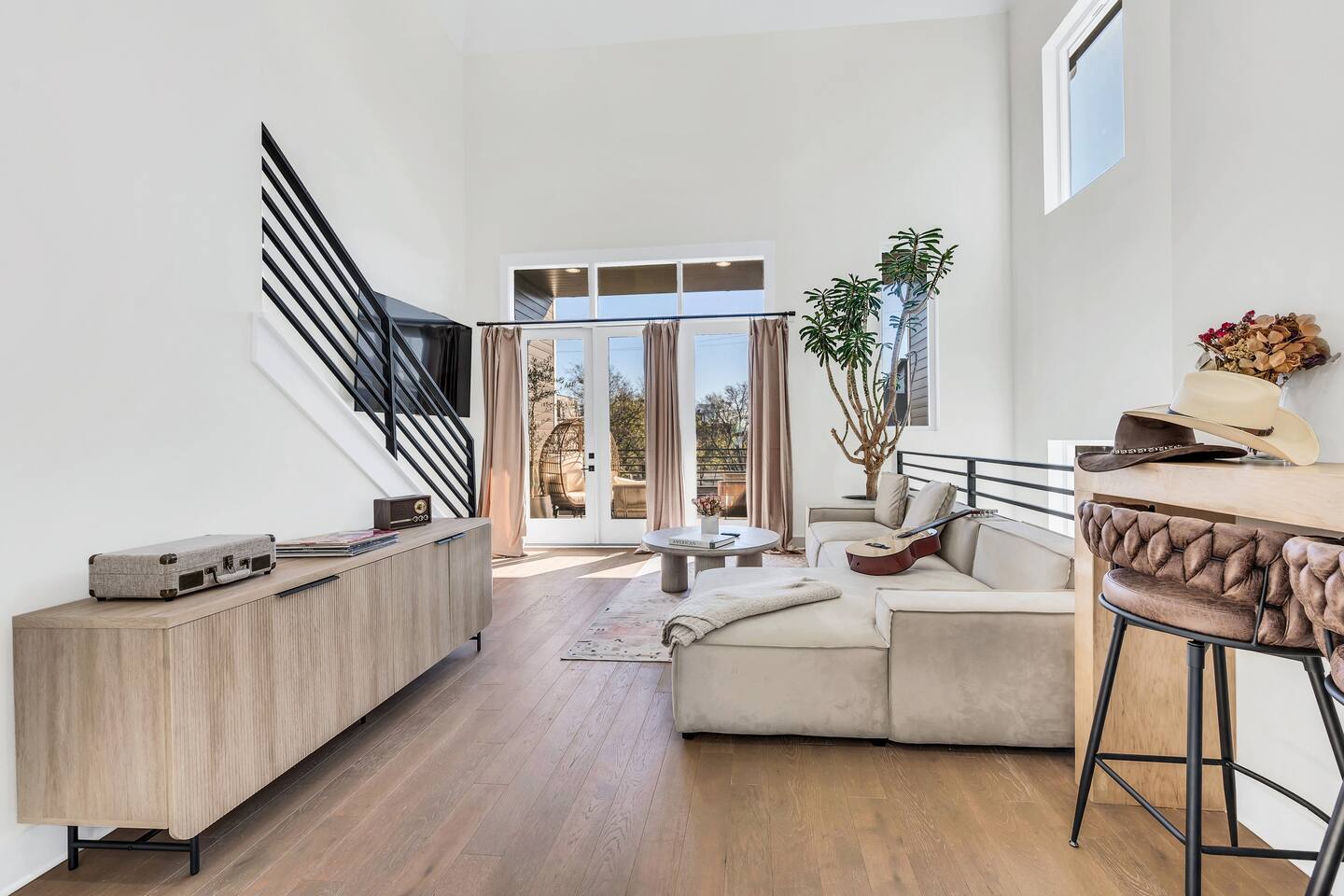 3/4 mile 2 Broadway | Rooftop City Views l 9 beds