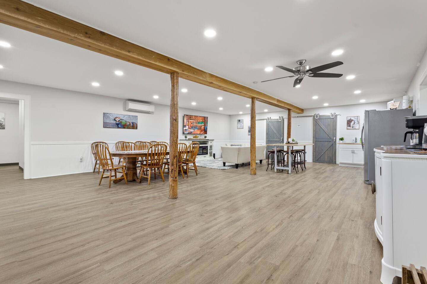 8BR Private Barndominium Getaway + Near Liberty