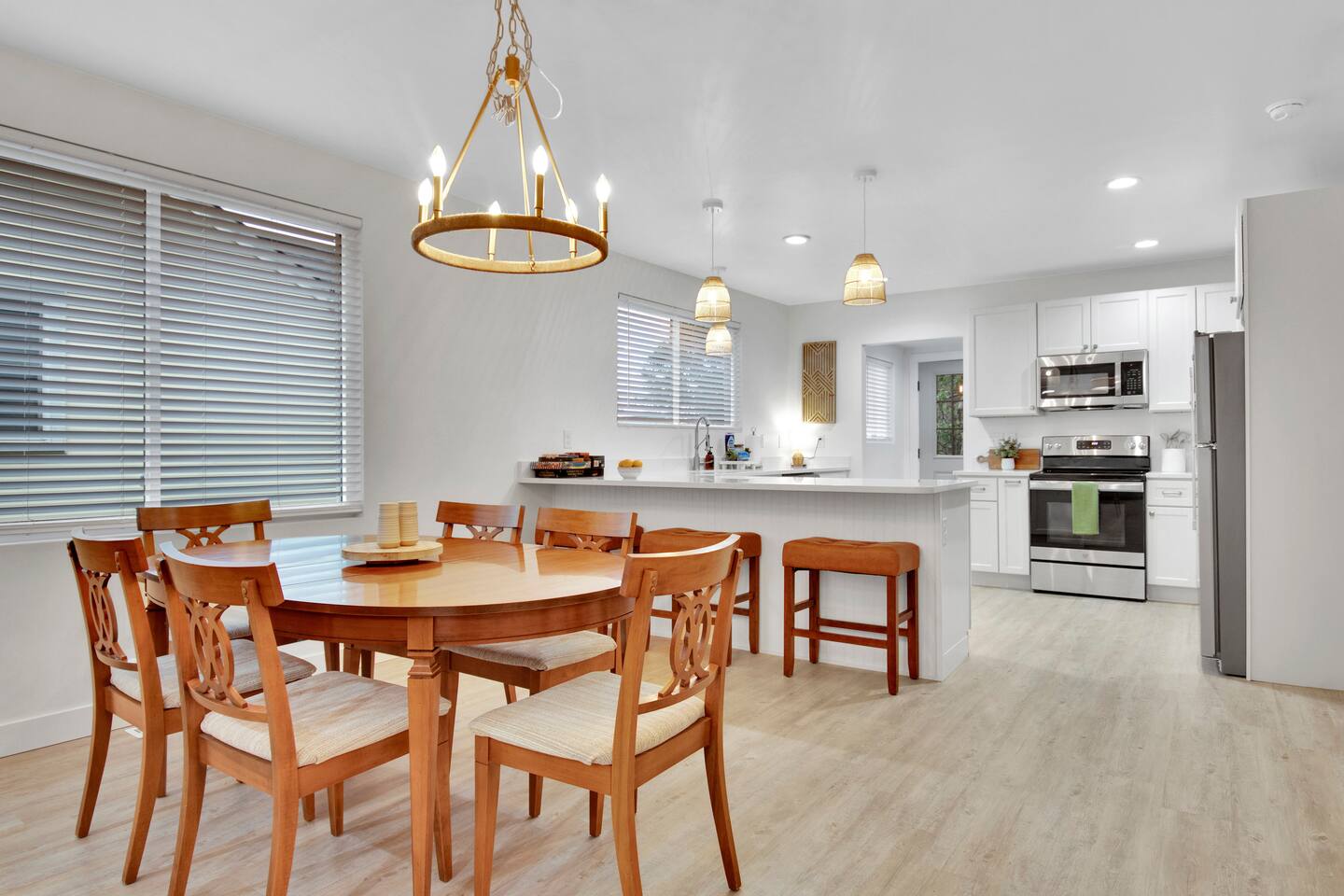 Near Downtown • Sleeps 8 • 2King Beds + More!