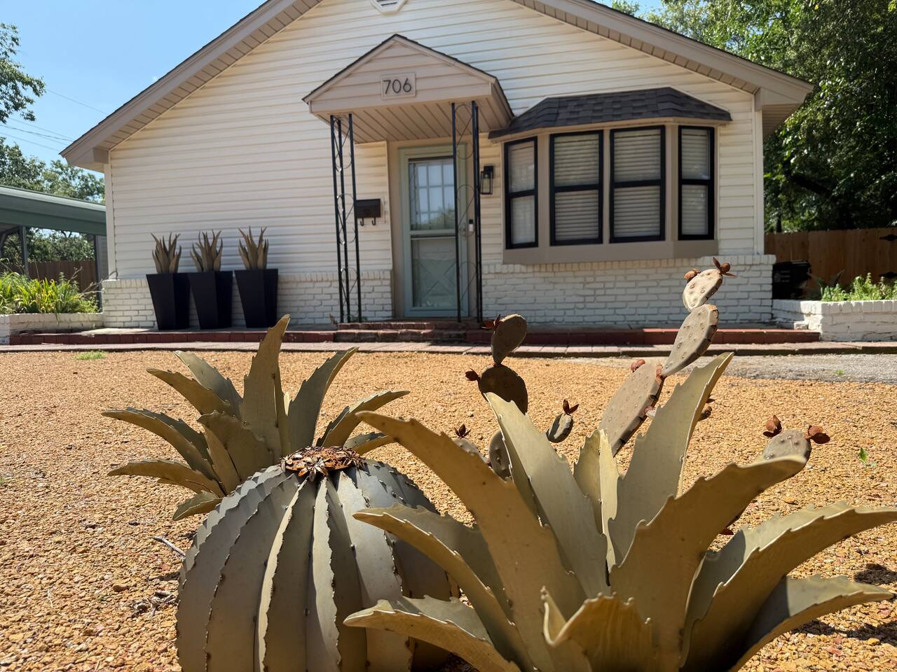 Tons of Parking. King bed- Serta Mattress. Carport