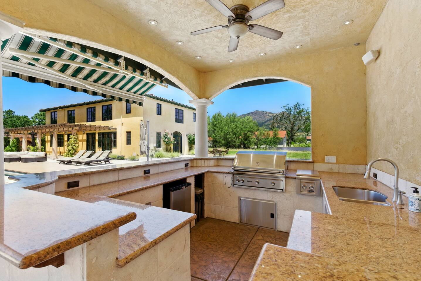 Grill up delicious burgers and sausages from the outdoor kitchenette, all while enjoying the poolside breeze!