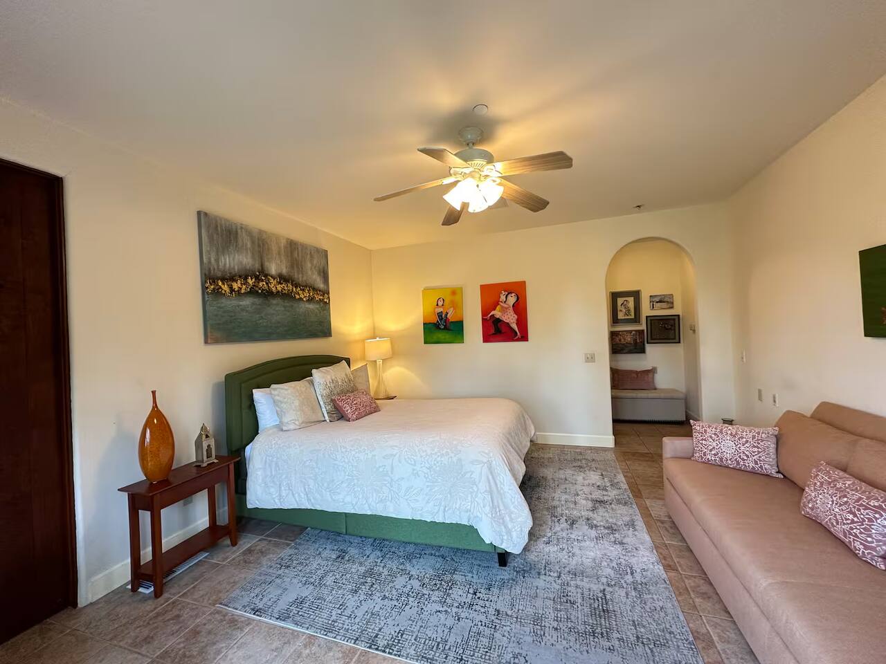 The plush queen bed ensures ultimate comfort and invites you in for a restful night’s sleep.