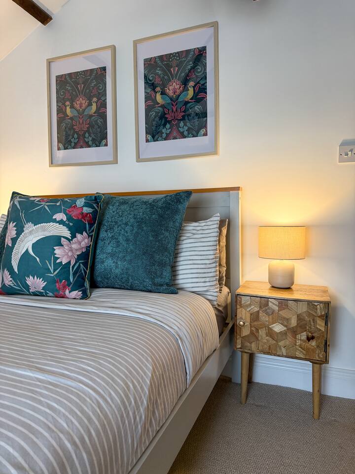 Penthouse Retreat - 2 Bed Flat, Sleeps 4, Brampton