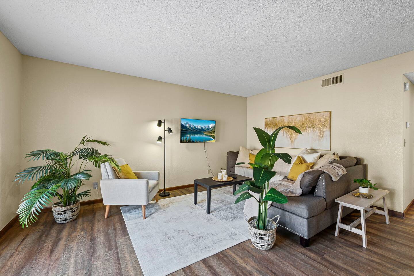 Cozy 2BR Haven w/ Deck, Laundry & Ball Match Vibes