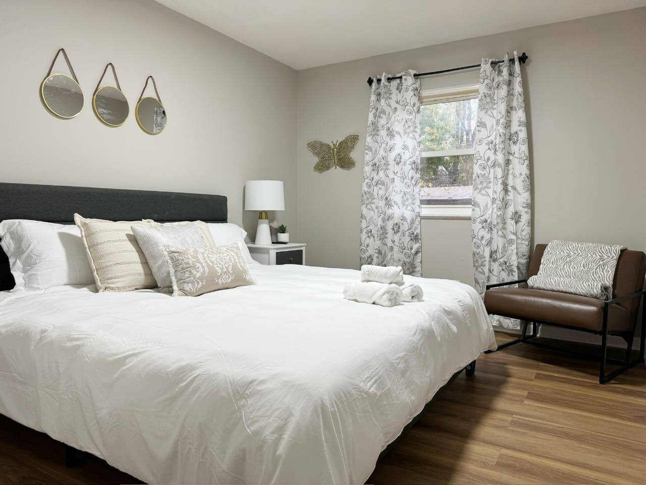 Cozy Retreat | KING 2BD/1BA Duplex Apt in Ev photo 3