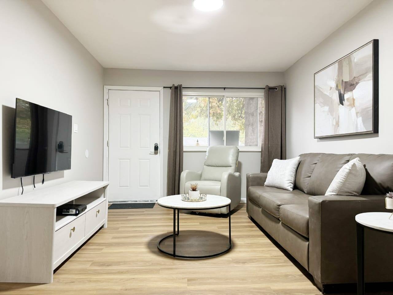 Cozy Retreat | KING 2BD/1BA Duplex Apt in Ev