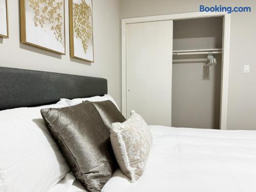 Cozy Retreat | KING 2BD/1BA Duplex Apt in Ev