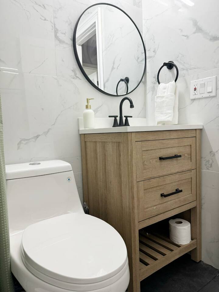 Cozy Retreat | KING 2BD/1BA Duplex Apt in Ev