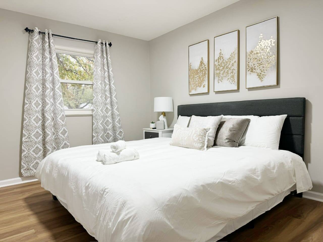 Cozy Retreat | KING 2BD/1BA Duplex Apt in Ev