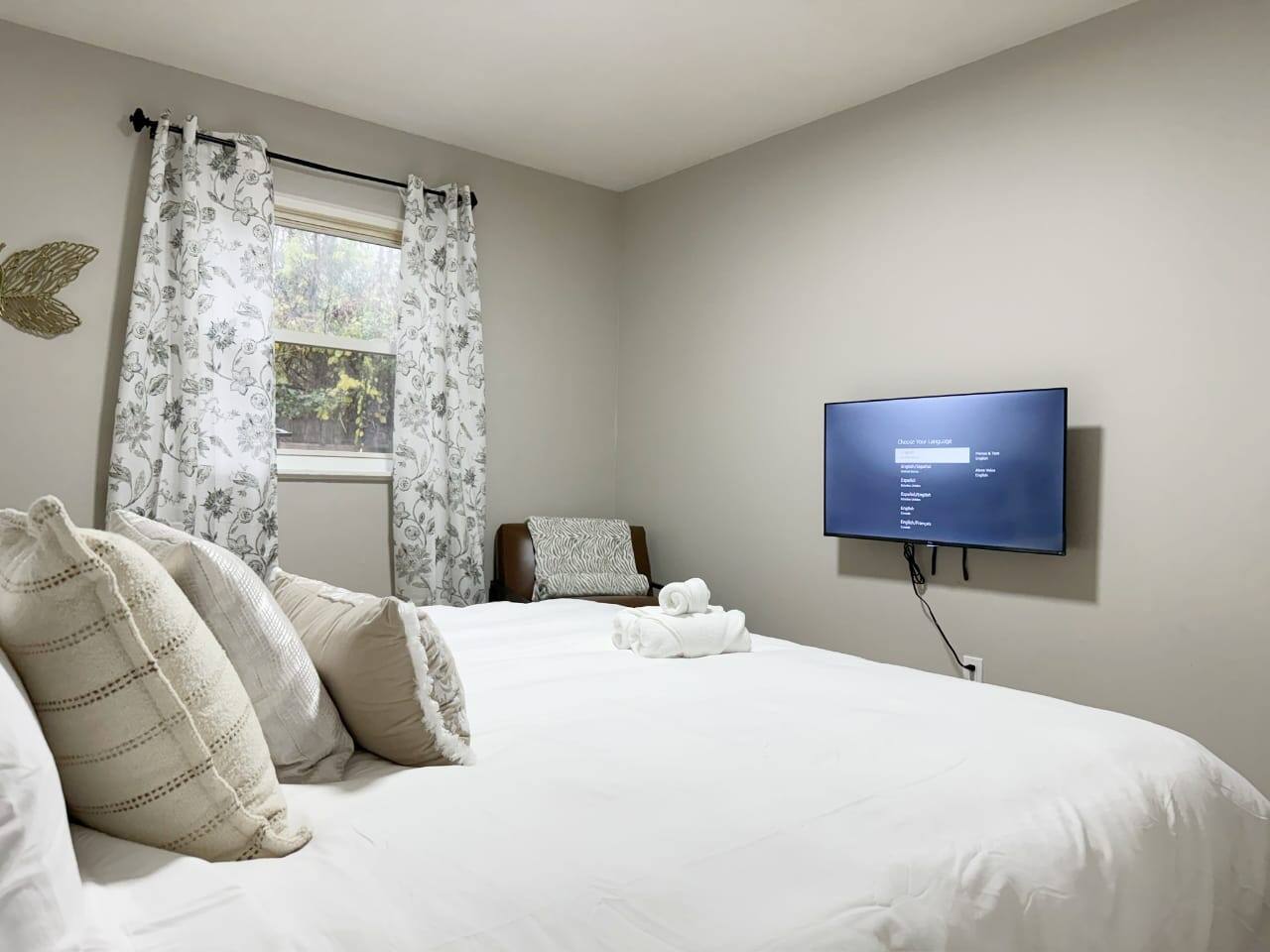 Cozy Retreat | KING 2BD/1BA Duplex Apt in Ev