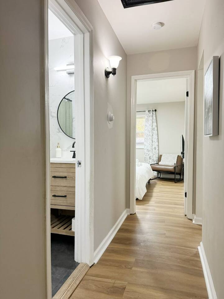 Cozy Retreat | KING 2BD/1BA Duplex Apt in Ev photo 5