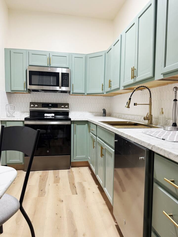 The Cardinal 808 B | KING 1BD/1BA Apt photo 4