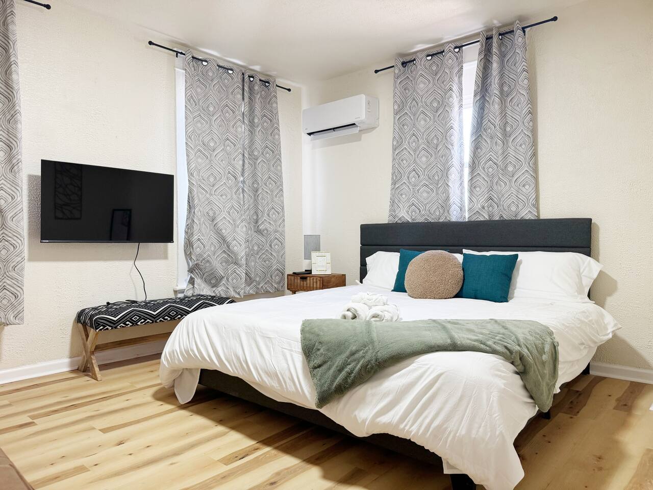 The Cardinal 808 C | KING 2BD/1BA Chic Apt