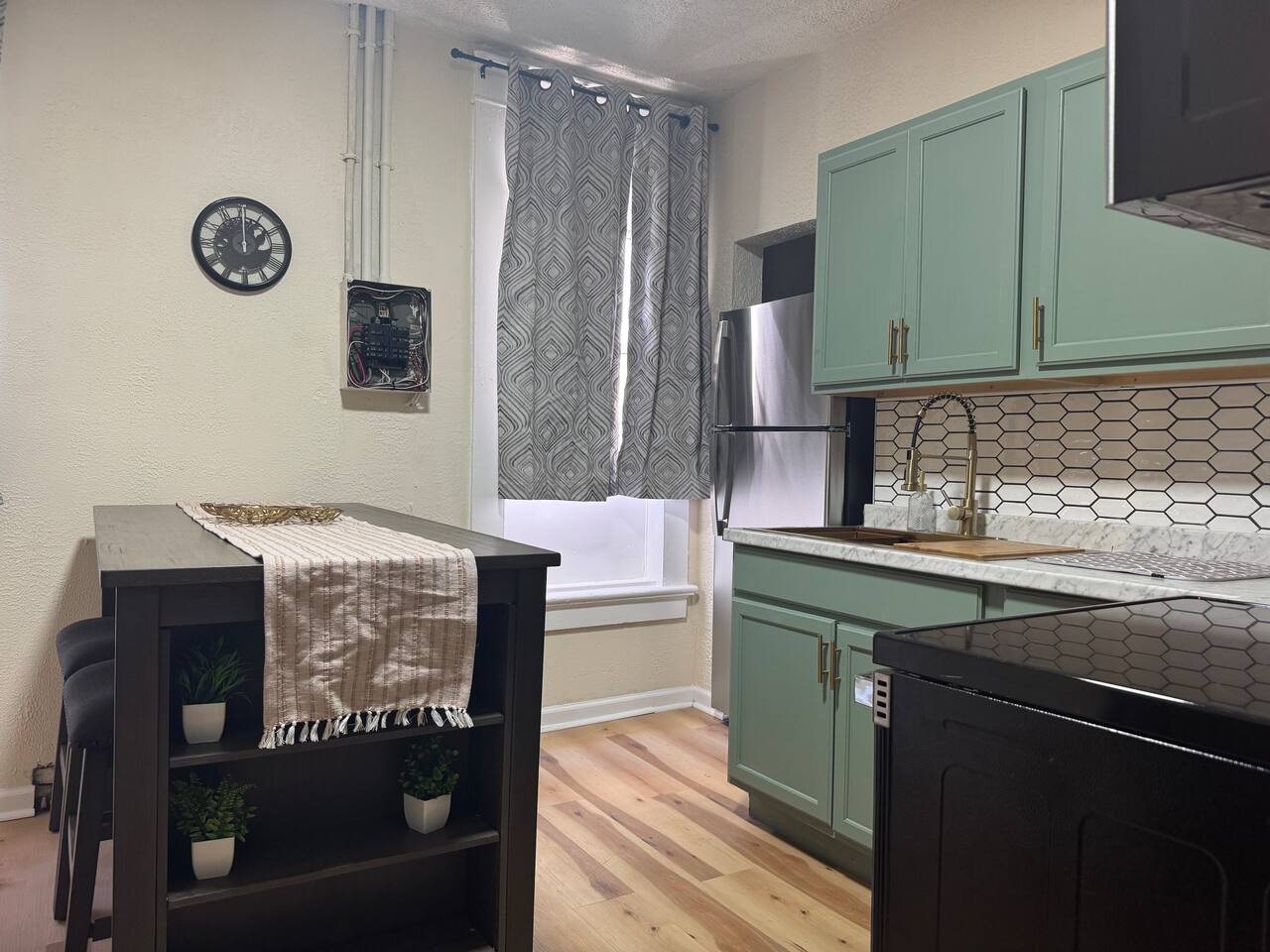 The Cardinal 808 C | KING 2BD/1BA Chic Apt photo 5