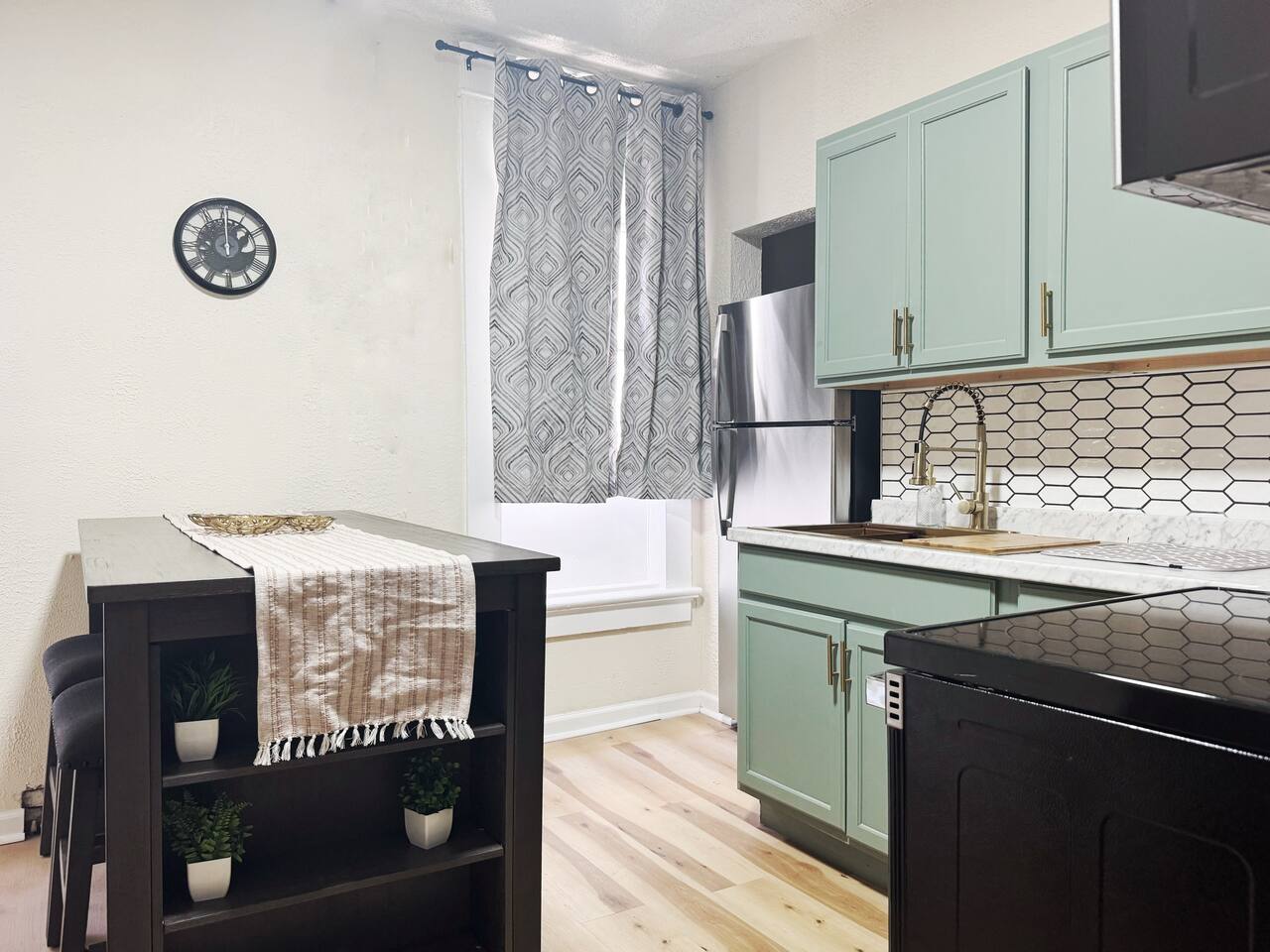 The Cardinal 808 C | KING 2BD/1BA Chic Apt