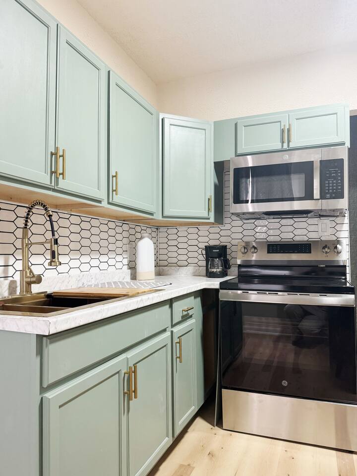 The Cardinal 808 C | KING 2BD/1BA Chic Apt