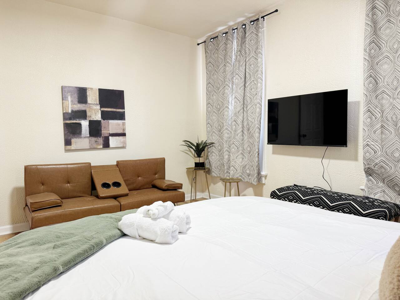 The Cardinal 808 C | KING 2BD/1BA Chic Apt