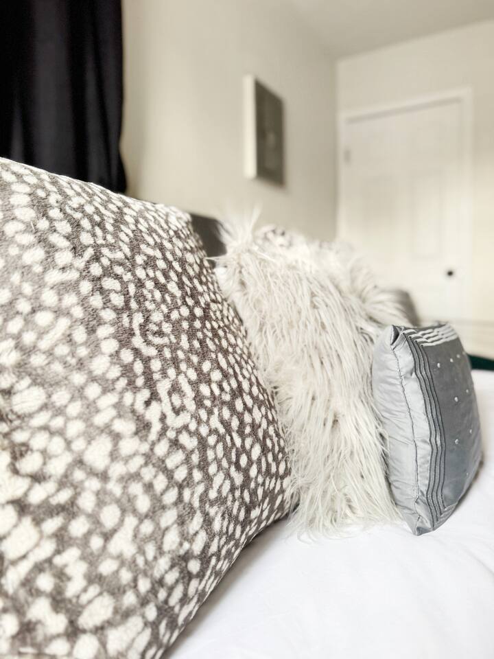 The Cardinal 810 D | 3BD/1BA Centrally Located Apt