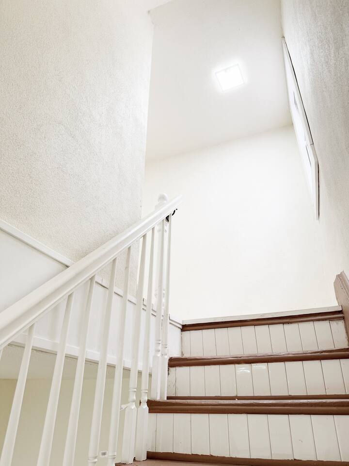 The Cardinal 810 D | 3BD/1BA Centrally Located Apt