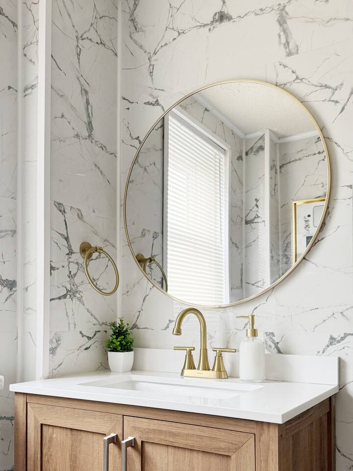 The Cardinal 810 D | 3BD/1BA Centrally Located Apt