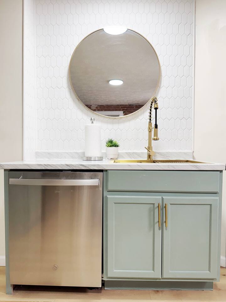 The Cardinal 810 D | 3BD/1BA Centrally Located Apt