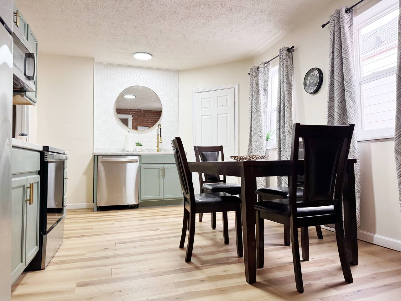 The Cardinal 810 D | 3BD/1BA Centrally Located Apt