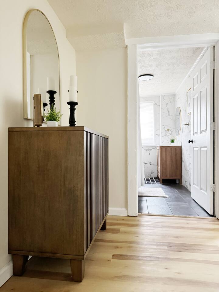 The Cardinal 810 D | 3BD/1BA Centrally Located Apt